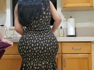 Chubby Ass Stepmom eikels haar stiefzoon in de keuken na het zien van zijn grote Boo-boo