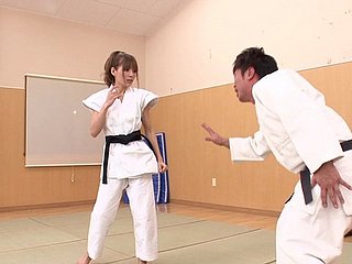 Muhteşem Japon karate kız bazı horoz binme yapmaya karar