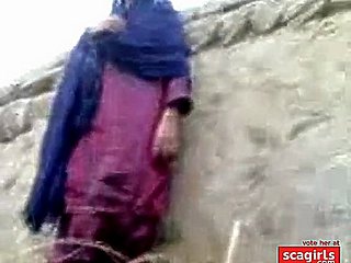paquistanês aldeia porra menina esconderijo contra o segmento de parede