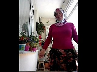 Turkish granny in amateur dusting