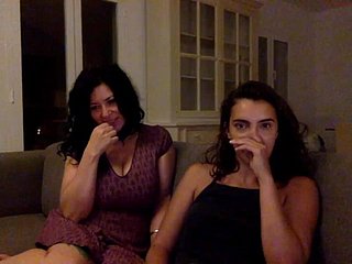 Hot Latinas bersama-sama strip di webcam