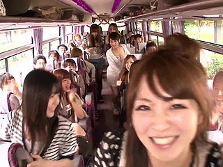 Crazy Orgy in een bewegende bus met pik zuigen en paardrijden Japanse sletten