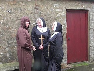 Sale Nuns matures Trisha et Claire Knight ont un trio kinky