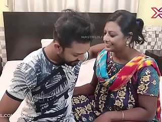 Horny Young Boy Seduces Unsatisfied Milf Maid untuk Hardcore Fuck Indian Web Series Video Penuh