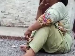 Desi Hot Pakistanische Tante Unkrautrauchen