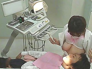 Vicieuze Japanse tandarts schokken van haar klanten terwijl ze haar grote kannen zuigen