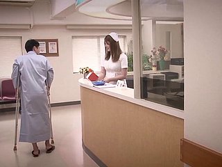 かわいいアジアの看護師はクローズアップシュートで蒸気フェラチオを与える
