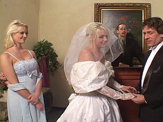 تمتص العروس الفاسخ Missy Monroe اثنين من Boners ويتمتع بمرض الموليين