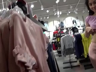 Öffentlicher Dreier Sex im Einkaufszentrum