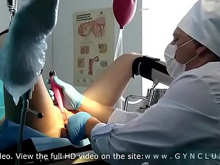 Fille examinée à un gynécologue - orgasme orageux