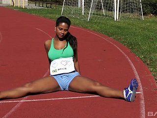 Brezilyalı koşucu uzanmasını bitirir ve orgazm için mastürbasyon yapar.