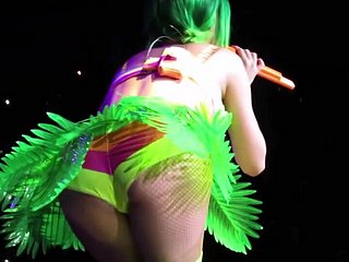Katy Perry诱人和raunchy在舞台上