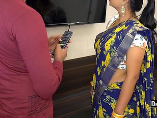 Indian Bhabhi verführt TV-Mechaniker für Sex mit klarem Hindi-Audio