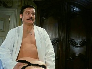 性感的女仆抓住 - 在天蝎座的标志（1977）性爱场景2
