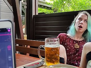 Separate -Orgasmus -Kontrolle meiner Stiefschwester around Pub!