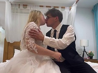 The grippe primera noche de bodas: los recién casados ​​prueban los placeres carnales de larga duración