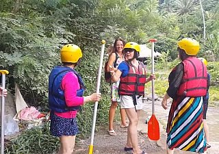 Chatte clignotant au rafting parmi les touristes chinois # public pas de culotte