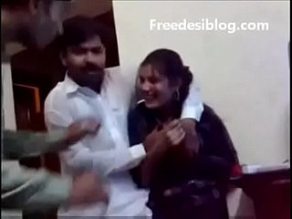 Pakistanais desi fille et garçon apprécient dans the sniffles salle de l'auberge