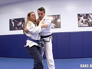 Karate Motor coach fickt seinen Schüler direkt nach dem Bodenkampf
