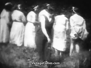 Lickerish Mademoiselles Dipukul di Country (1930 -an Vintage)