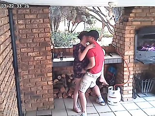 SPYCAM: CC TV Selfing Purveying زوجين سخيف على الشرفة الأمامية من المحمية الطبيعية