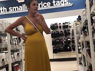 Jasmine gravid de 26 ans montrant de gros seins