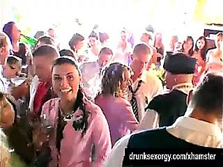 Las putas de la boda están jodiendo en público