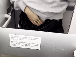 Heet ik masturbeer involving de toiletten van het vliegtuig - Jasmine Sweetarabic