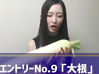 Het orgasme be opposite act for het Japanse meisje rangschikt met groentemasturbatie