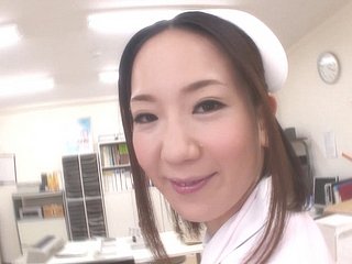 Hermosa enfermera japonesa es follada duro por el adulterate