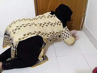 Tamil Jail-bait Fucking Propietario mientras limpia chilling casa Hindi Sexo