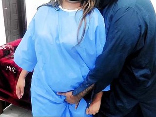 パキスタンの医師が看護師にフラッシュするペニスを明確なヒンディー語のオーディオで肛門のセックスに入れました