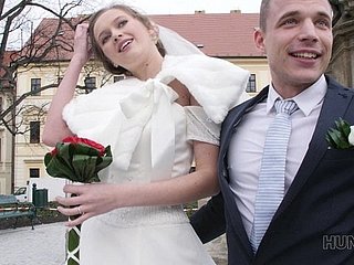 HUNT4K. Le couple marié décide de vendre sneezles chatte de sneezles mariée pour de bon