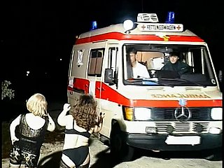Geile Zwerg Schlampen saugen das Werkzeug von Guy all over einem Krankenwagen