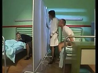 A enfermeira inicia um asylum quente de 4 vias