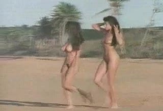 Duas garotas de praia nudistas