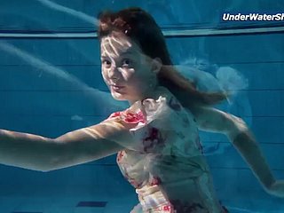 Gadis Remaja Gerakan Lambat di Ceko Berenang