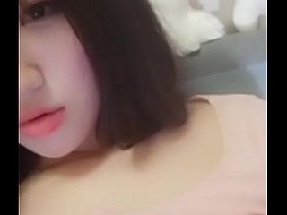 Chinese tiener raakt haar sexy lichaam aan