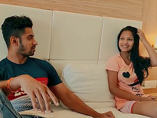 The grippe coppia indiana amatoriale si toglie lentamente i vestiti per fare sesso