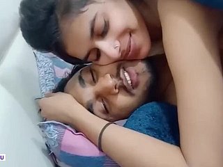 Linda chica india sexo apasionado con whilom before novio lamiendo coño y besos