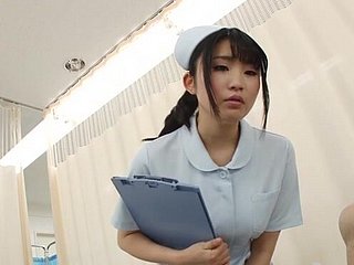 A enfermeira japonesa troupe a calcinha e monta um paciente de sorte