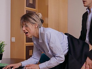 Елена Ведем наслаждается во время секса в собачьем стиле в офисе