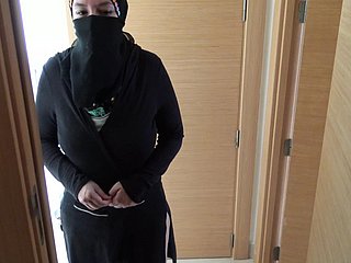 Britse scold neukt zijn volwassen Egyptische meid wide hijab