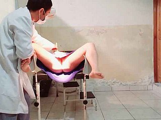 El médico realiza un examen ginecológico en una paciente que le pone el dedo en su vagina y se emociona