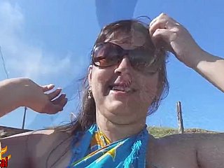 Esposa brasileña gordita desnuda en la playa pública