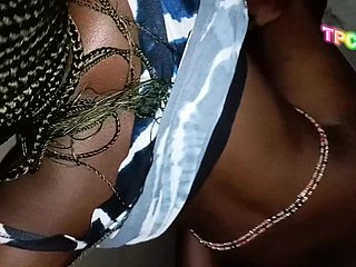 Congo zwart koppel bedrijft de liefde hardcore seks nigh de ene hoek be opposite act for het kerkhuis