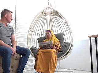 Esposa cansada em hijab obtém energia concupiscent