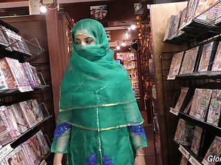 La chaude pakistanaise Nadia Ali suce une grosse bite dans la salle du trou de gloire