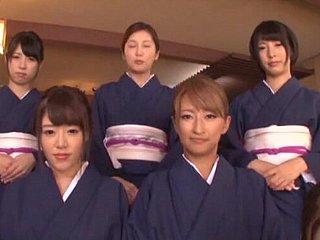 पीओवी वीडियो में बहुत सारी सुंदर जापानी लड़कियों द्वारा भावुक डिक चूसना