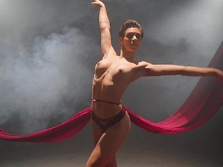 Balerina kurus memperlihatkan tarian just erotis otentik di kamera
